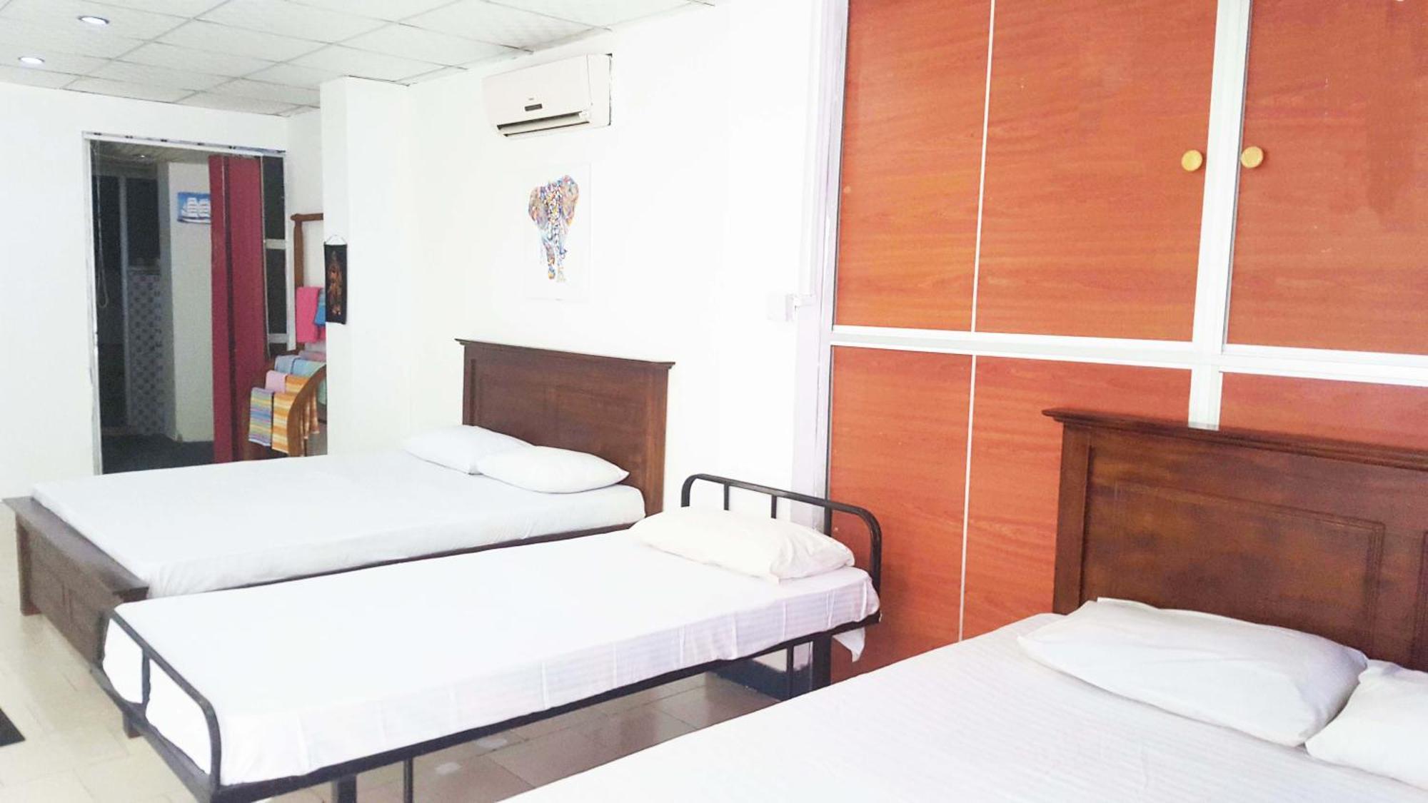 Beehive Hotel *