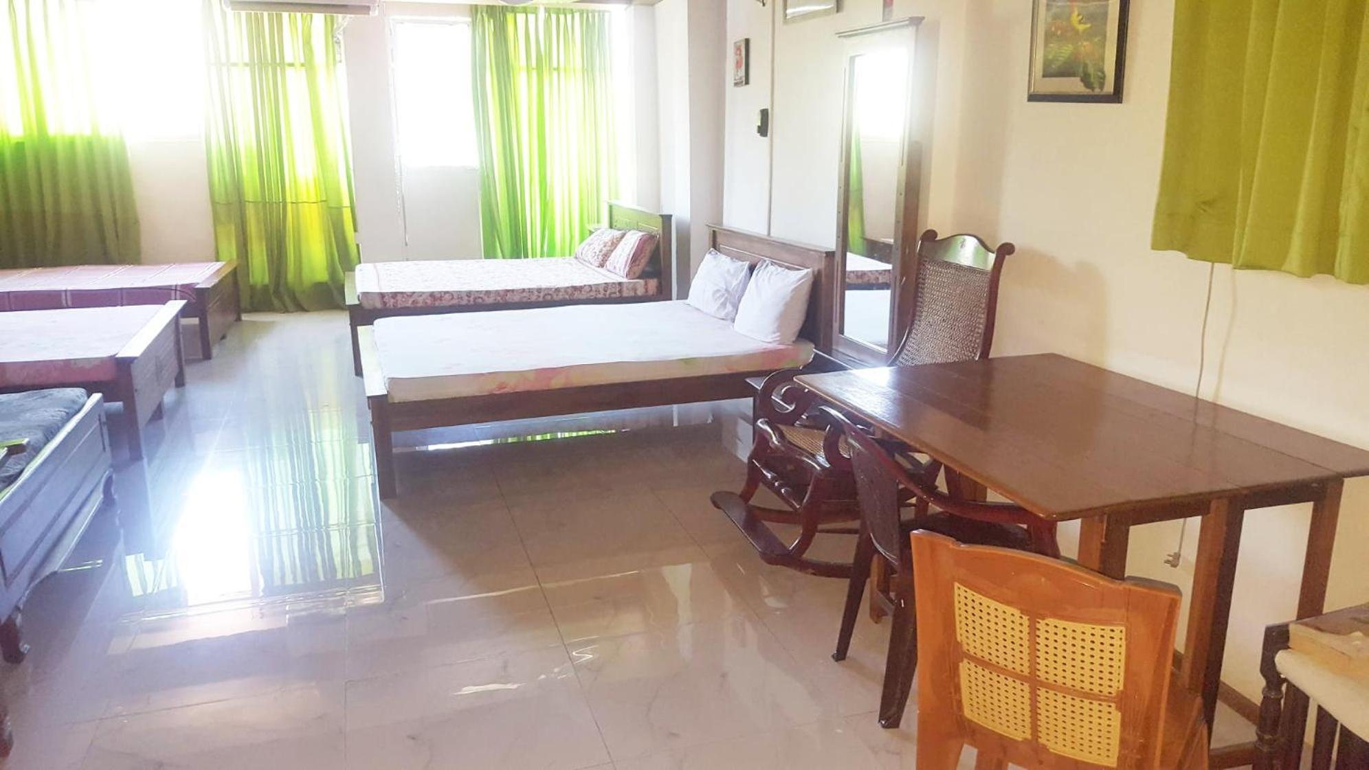 Beehive Hotel *